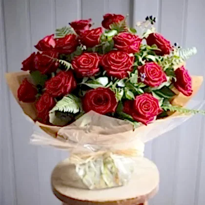 Buy Cheap Price 18 Hand-tied Red Roses Bouquet Next Day Delivery