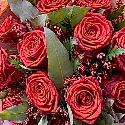 Beautiful Bouquet of flowers red roses with Luxury Vase