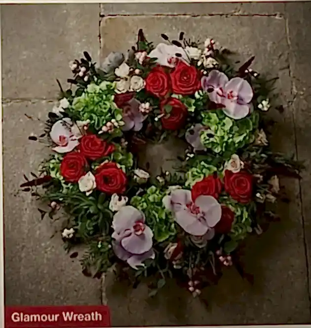 Glamour Wreath – Elegant Roses & Greenery | 10% Off UK